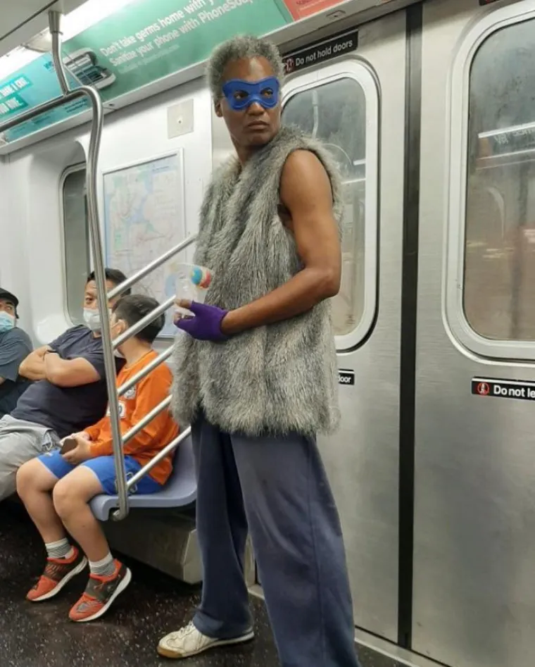 EKIPA U JAVNOM PRIJEVOZU JAKO SLOBODNO TUMAČI POJAM ZA&Scaron;TITNE MASKE: Pogledajte &scaron;to su sve nabili na glavu