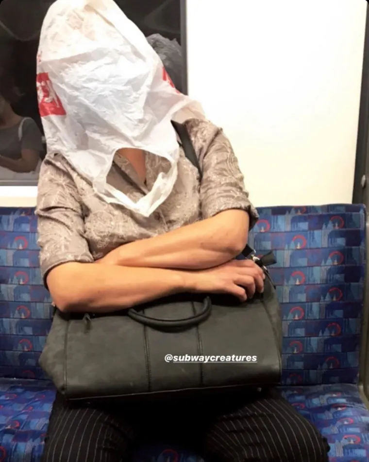 EKIPA U JAVNOM PRIJEVOZU JAKO SLOBODNO TUMAČI POJAM ZA&Scaron;TITNE MASKE: Pogledajte &scaron;to su sve nabili na glavu