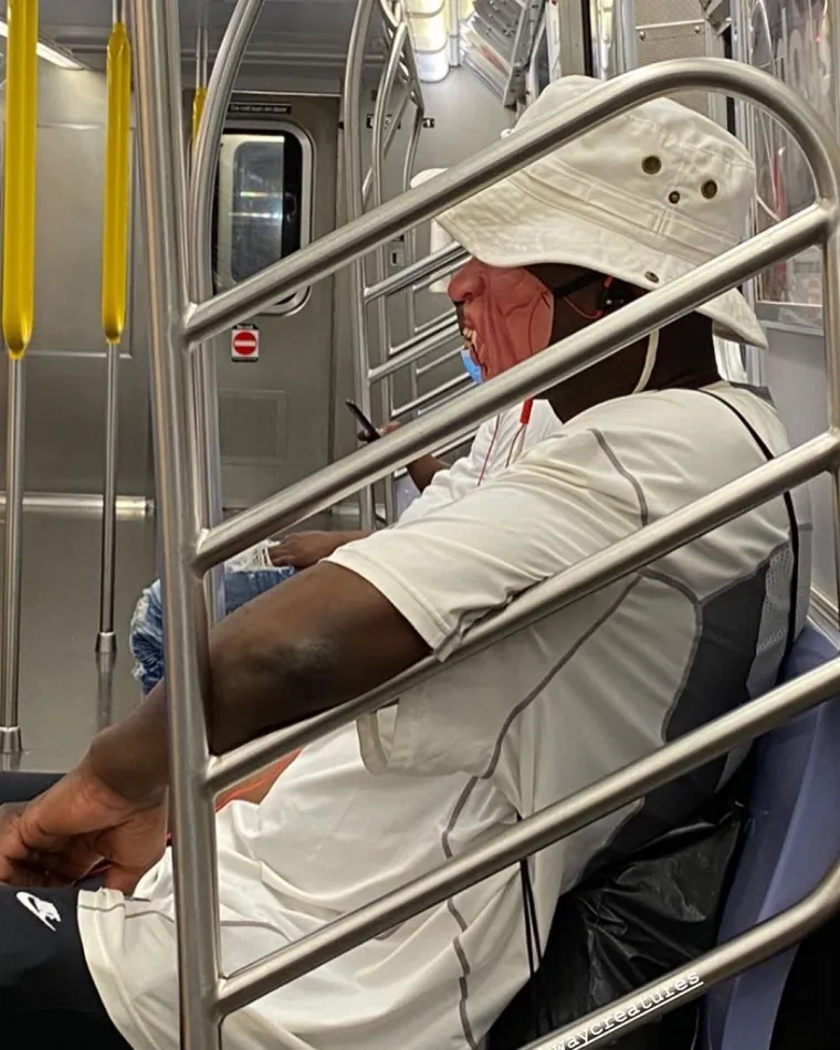 EKIPA U JAVNOM PRIJEVOZU JAKO SLOBODNO TUMAČI POJAM ZA&Scaron;TITNE MASKE: Pogledajte &scaron;to su sve nabili na glavu