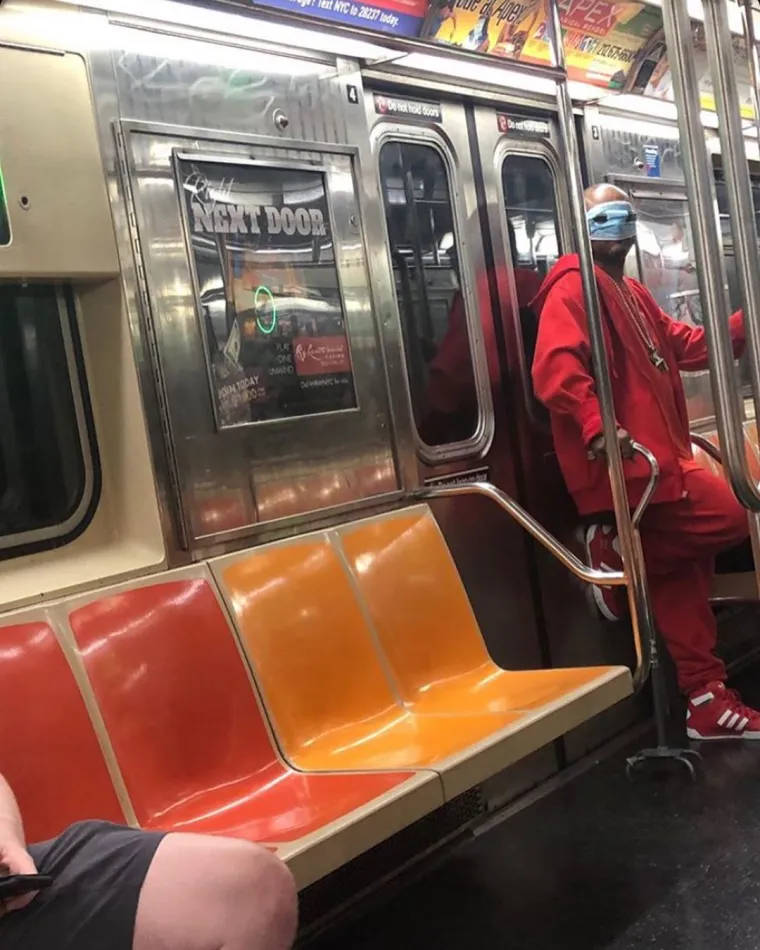 EKIPA U JAVNOM PRIJEVOZU JAKO SLOBODNO TUMAČI POJAM ZA&Scaron;TITNE MASKE: Pogledajte &scaron;to su sve nabili na glavu