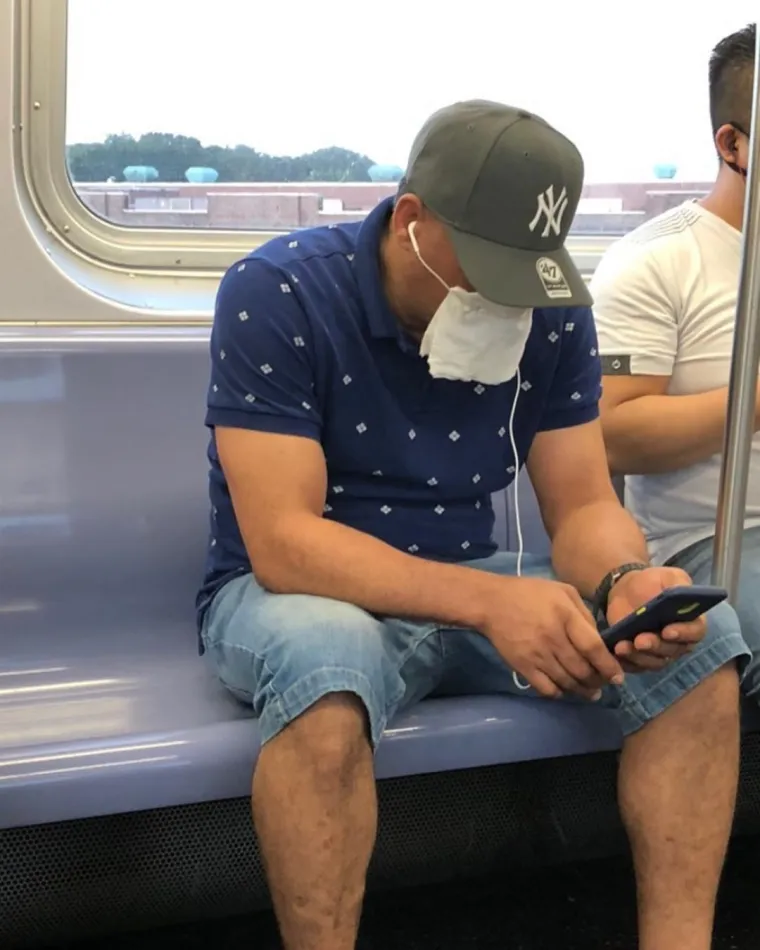 EKIPA U JAVNOM PRIJEVOZU JAKO SLOBODNO TUMAČI POJAM ZA&Scaron;TITNE MASKE: Pogledajte &scaron;to su sve nabili na glavu