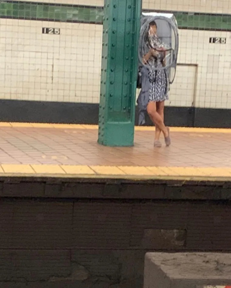 EKIPA U JAVNOM PRIJEVOZU JAKO SLOBODNO TUMAČI POJAM ZA&Scaron;TITNE MASKE: Pogledajte &scaron;to su sve nabili na glavu