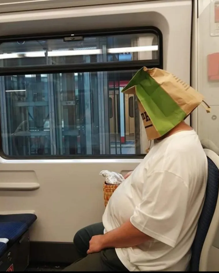 EKIPA U JAVNOM PRIJEVOZU JAKO SLOBODNO TUMAČI POJAM ZA&Scaron;TITNE MASKE: Pogledajte &scaron;to su sve nabili na glavu