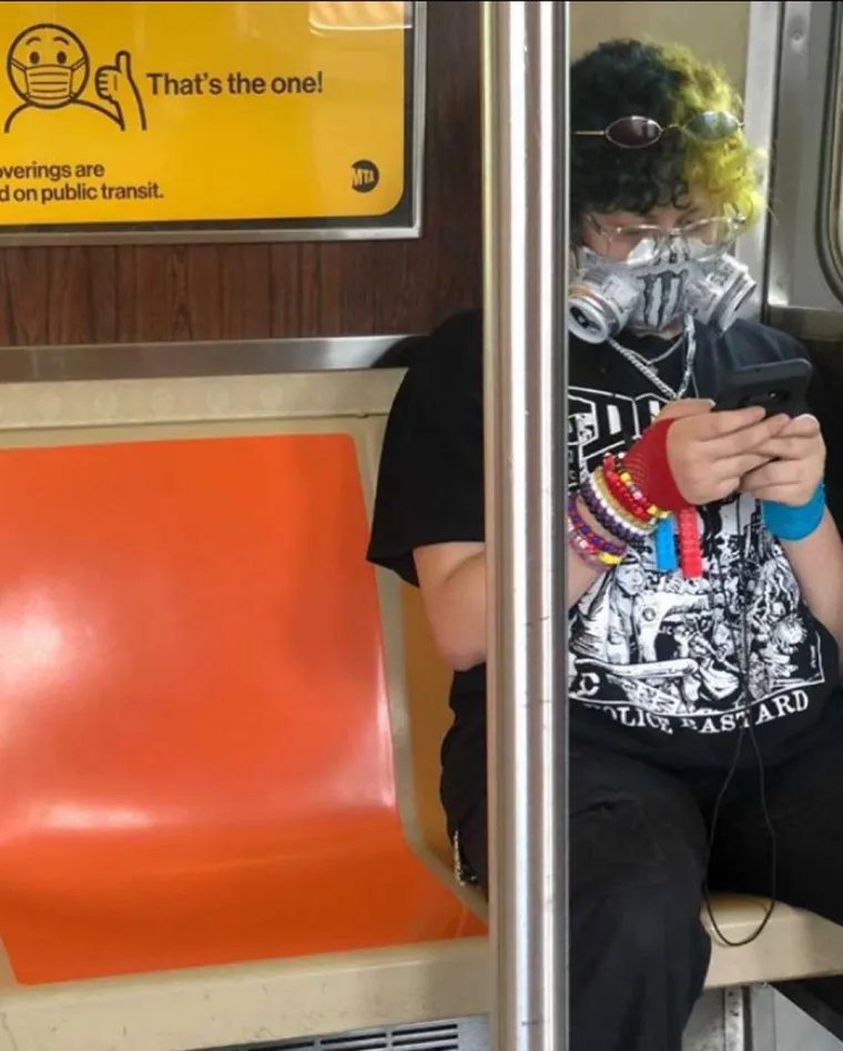 EKIPA U JAVNOM PRIJEVOZU JAKO SLOBODNO TUMAČI POJAM ZA&Scaron;TITNE MASKE: Pogledajte &scaron;to su sve nabili na glavu