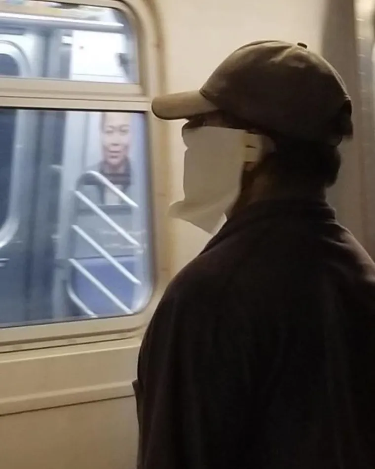 EKIPA U JAVNOM PRIJEVOZU JAKO SLOBODNO TUMAČI POJAM ZA&Scaron;TITNE MASKE: Pogledajte &scaron;to su sve nabili na glavu