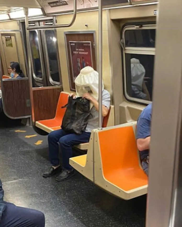 EKIPA U JAVNOM PRIJEVOZU JAKO SLOBODNO TUMAČI POJAM ZA&Scaron;TITNE MASKE: Pogledajte &scaron;to su sve nabili na glavu