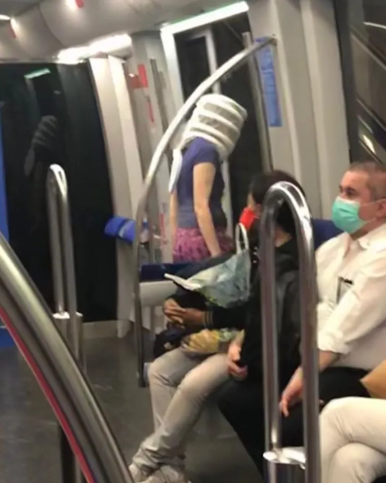 EKIPA U JAVNOM PRIJEVOZU JAKO SLOBODNO TUMAČI POJAM ZA&Scaron;TITNE MASKE: Pogledajte &scaron;to su sve nabili na glavu