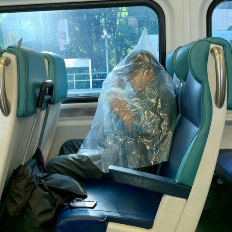 EKIPA U JAVNOM PRIJEVOZU JAKO SLOBODNO TUMAČI POJAM ZA&Scaron;TITNE MASKE: Pogledajte &scaron;to su sve nabili na glavu