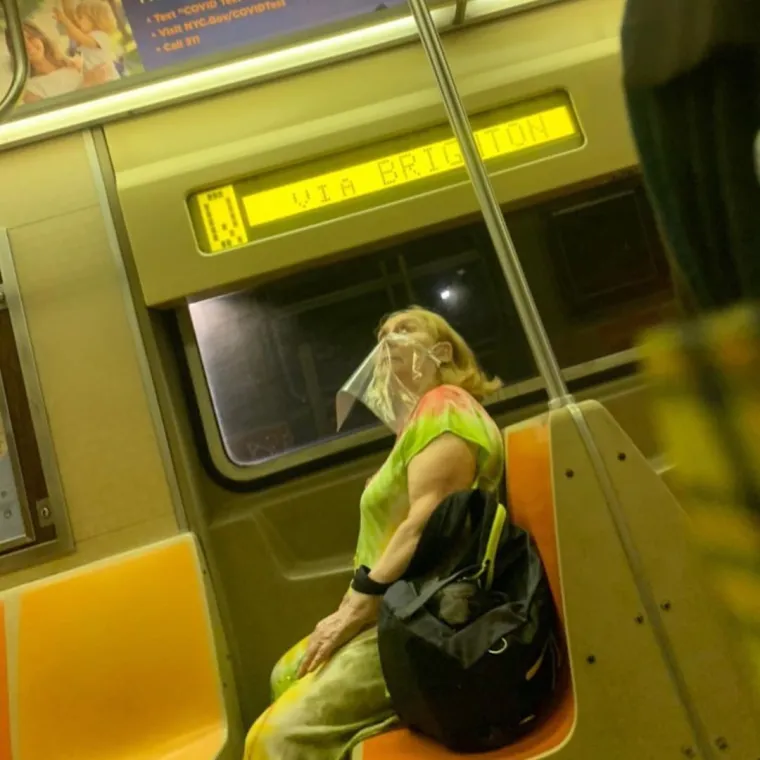 EKIPA U JAVNOM PRIJEVOZU JAKO SLOBODNO TUMAČI POJAM ZA&Scaron;TITNE MASKE: Pogledajte &scaron;to su sve nabili na glavu