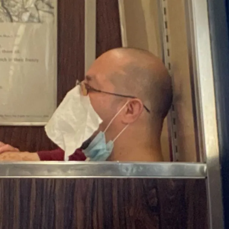 EKIPA U JAVNOM PRIJEVOZU JAKO SLOBODNO TUMAČI POJAM ZA&Scaron;TITNE MASKE: Pogledajte &scaron;to su sve nabili na glavu