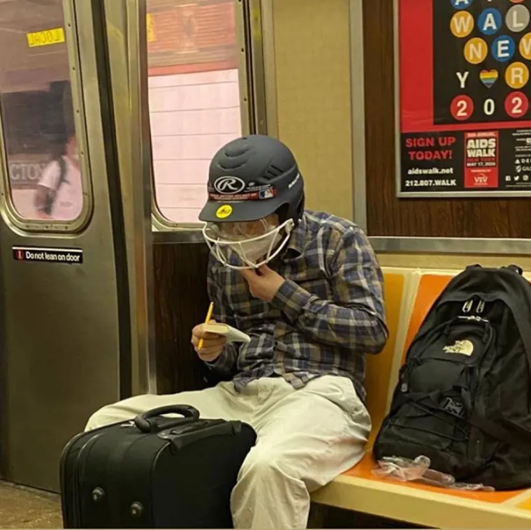 EKIPA U JAVNOM PRIJEVOZU JAKO SLOBODNO TUMAČI POJAM ZA&Scaron;TITNE MASKE: Pogledajte &scaron;to su sve nabili na glavu