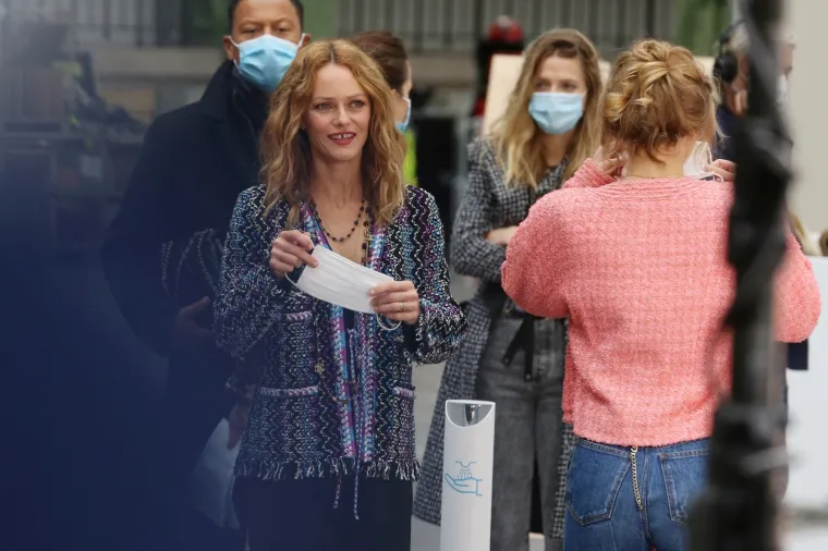 JESU LI SESTRE ILI MAJKA I KĆI? Vanessa i Lily ukrale su sve poglede na Chanelovoj reviji