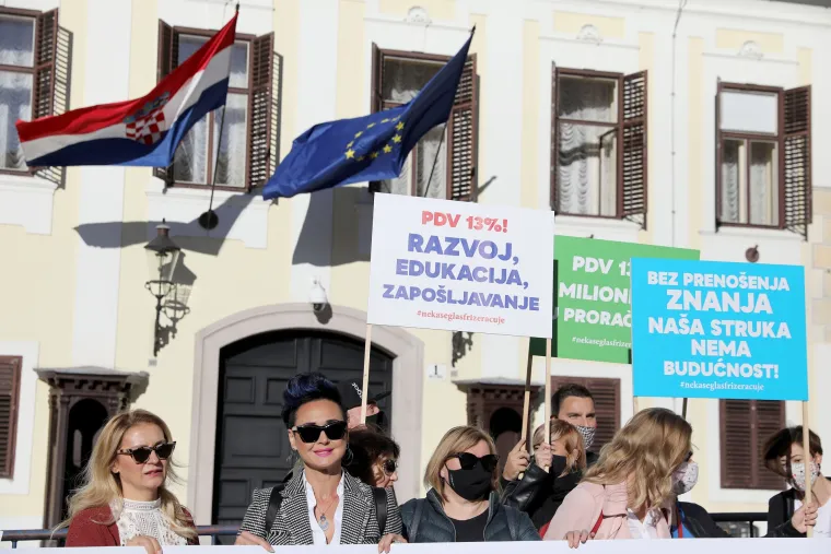Frizeri mirno prosvjedovali na Markovom trgu