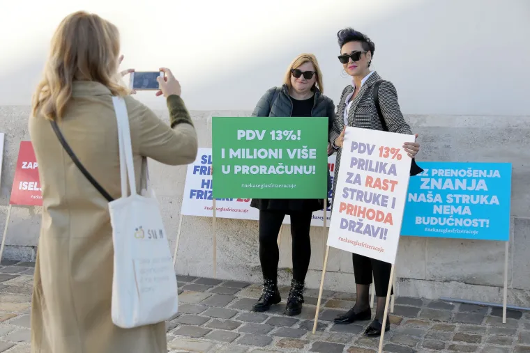 Frizeri mirno prosvjedovali na Markovom trgu