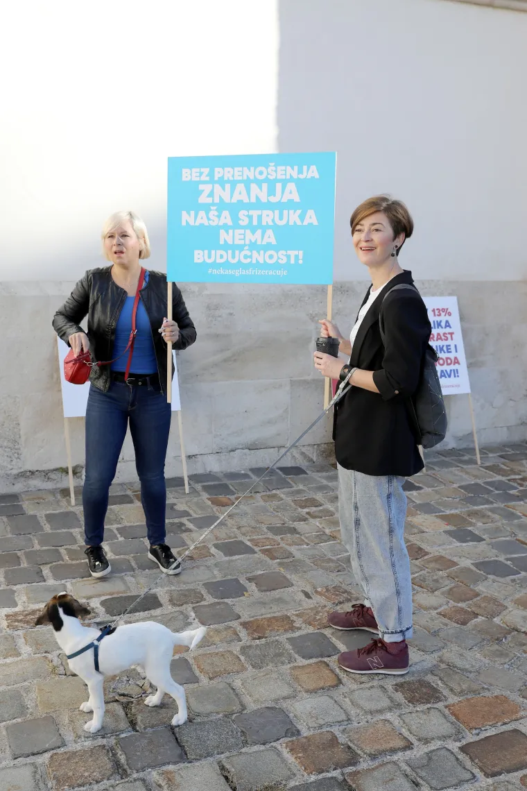 Frizeri mirno prosvjedovali na Markovom trgu