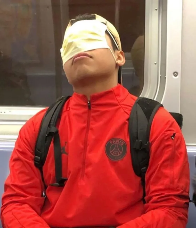 Ovo su najčudnije maske koje su ljudi nosili u javnom prijevozu