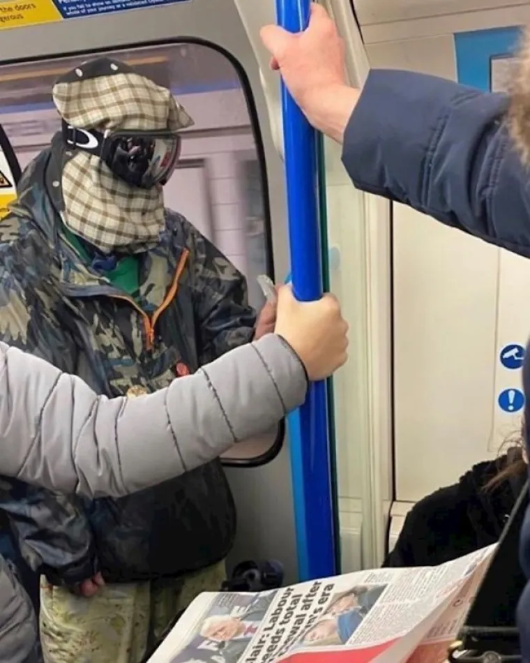 Ovo su najčudnije maske koje su ljudi nosili u javnom prijevozu