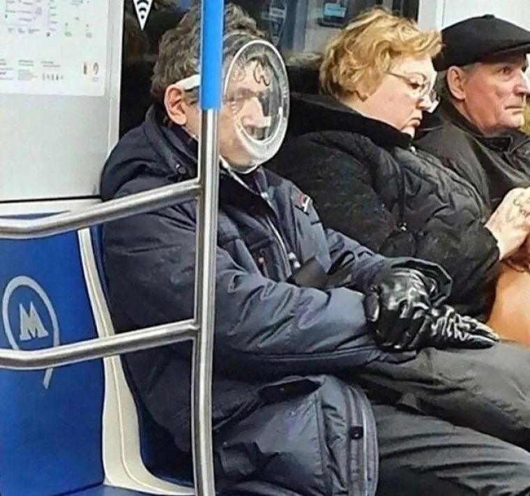 Ovo su najčudnije maske koje su ljudi nosili u javnom prijevozu