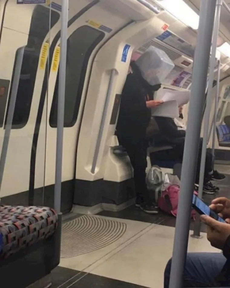 Ovo su najčudnije maske koje su ljudi nosili u javnom prijevozu