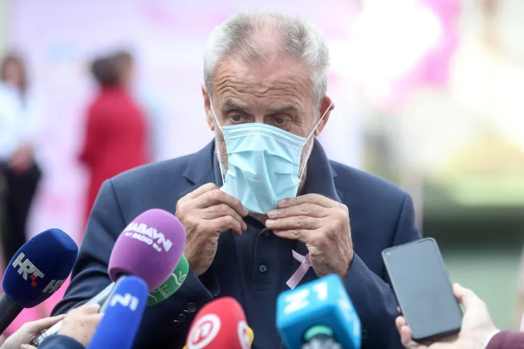 BANDIĆU MASKA OPET PRIUŠTILA 'MUKE ISUSOVE': Pogledajte koliko je truda uložio da bi ju stavio na lice...
