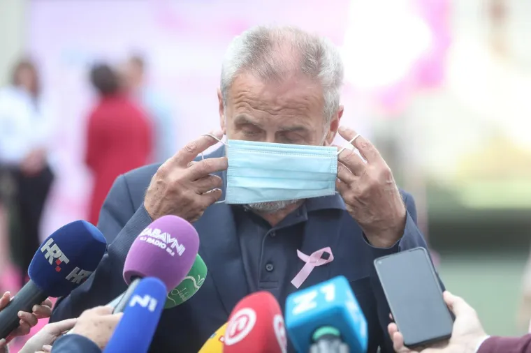 BANDIĆU MASKA OPET PRIUŠTILA 'MUKE ISUSOVE': Pogledajte koliko je truda uložio da bi ju stavio na lice...