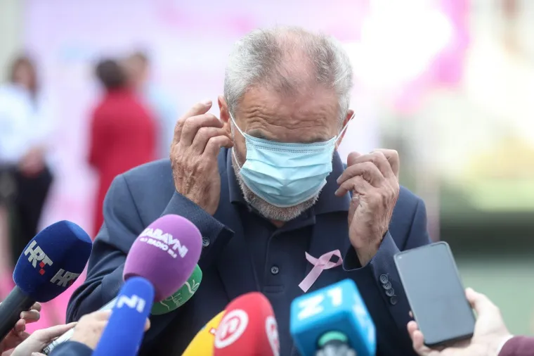 BANDIĆU MASKA OPET PRIU&Scaron;TILA 'MUKE ISUSOVE': Pogledajte koliko je truda uložio da bi ju stavio na lice...