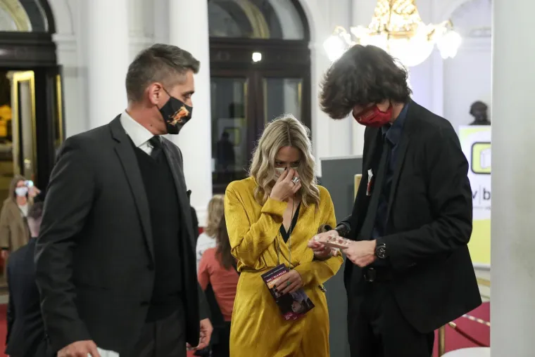 JELENA VELJAČA POZIRALA S DEČKOM: Fotografima nisu promakli zaljubljeni pogledi novog para