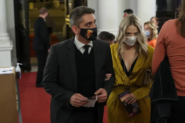JELENA VELJAČA POZIRALA S DEČKOM: Fotografima nisu promakli zaljubljeni pogledi novog para