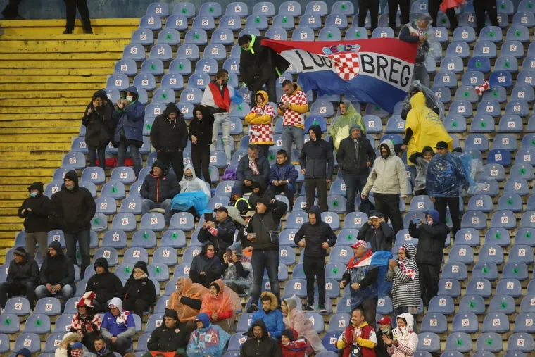 Stiglo je na stadion oko tri tisuće navijača, a počela je i jaka ki&scaron;a.