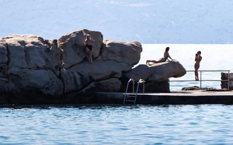 Sunčani i topli dan jučer je izmamio Splićane na plažu. Hrabriji su se okupali i igrali picigin, dok su se drugi fotografirali.