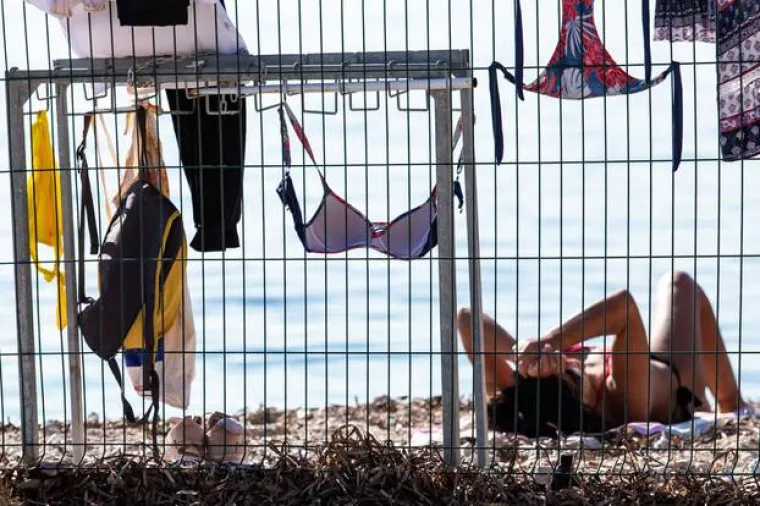 SUNCE IZMAMILO SPLIĆANE NA PLAŽU: Goran Karan privlačio pozornost gaćicama s motivom šahovnice