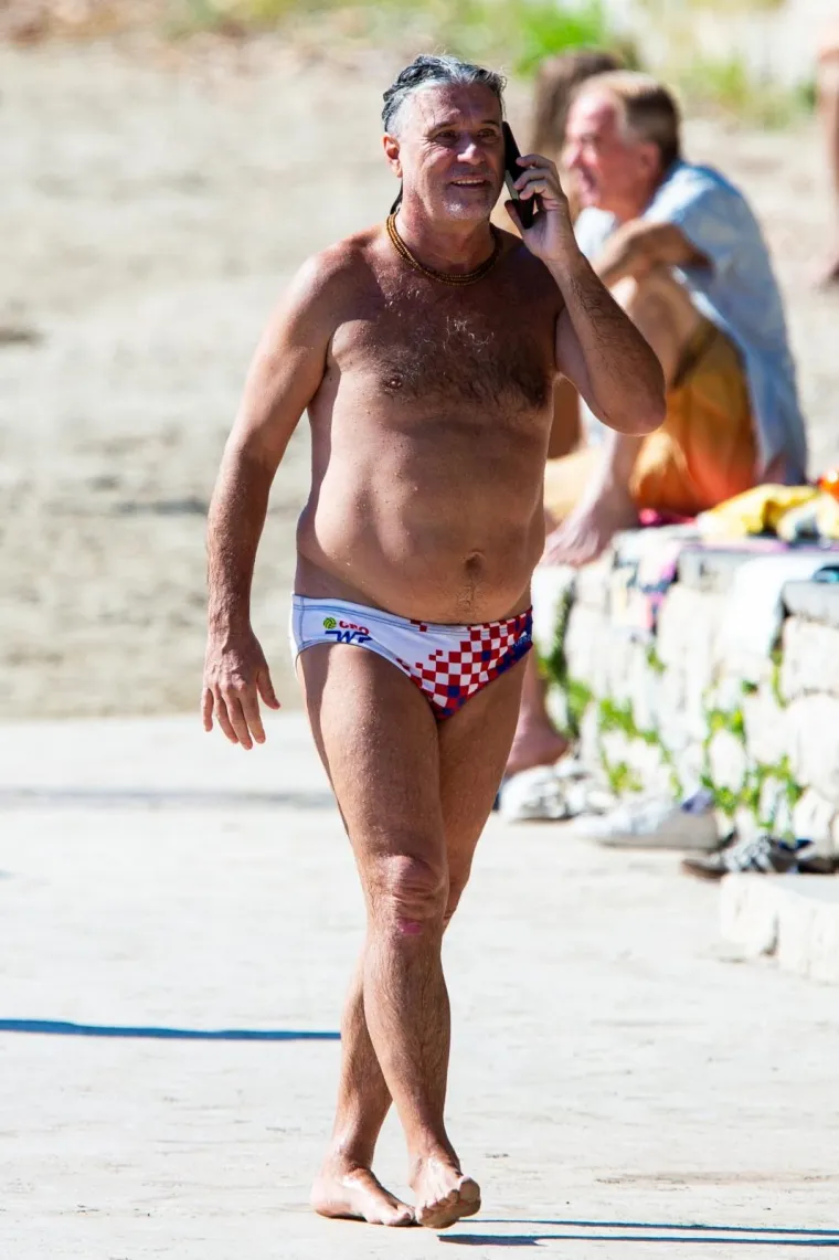 Posljednje dane na plaži nije propustio ni pjevač Goran Karan koji se pojavio u upečatljivim kupaćim gaćama s motivom šahovnice.