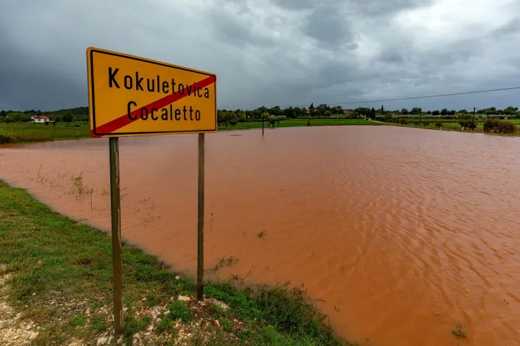 Obilna kiša u Istri: Maslinici i vinogradi 'plivaju' u narančastoj bujici