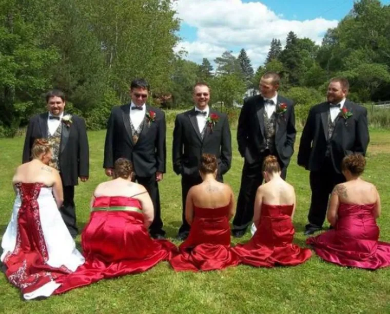 Od živčanih bridezilla do očajnih dekoracija, bizarnih pozivnica, WTF trenutaka, osebujnih vjenčanih fotografija - u Facebook grupi “That’s it, I’m wedding shaming" ljudi objavljuju najveće blamaže kojima su svjedočili na vjenčanjima. Mi smo probrali samo najbolje od njih...