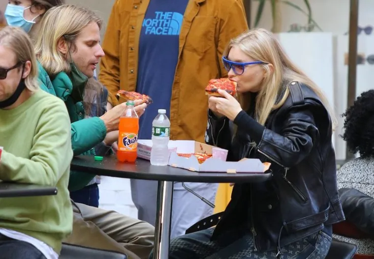 TRUDNIČKI PORIVI: Paparazzi snimili jednu od najtraženijih manekenki kako se ‘davi’ u junk foodu