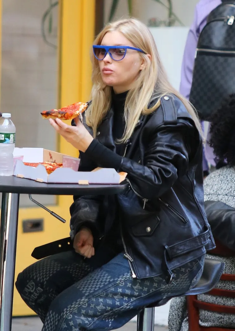 Šveđanka Elsa Hosk (31), jedna od najtraženijih manekenki današnjice, čeka svoje prvo dijete s dečkom  Tomom Dalyjem. Paparazzi su nedavno uhvatili ljepoticu kako udovoljava svojim trudničkim prohtjevima, točnije kako se 'davi' u pizzi.