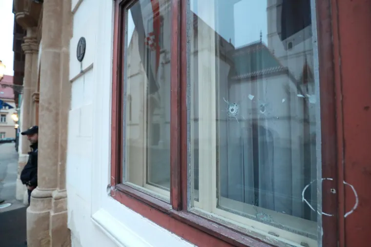 Na zgradi Vlade vidljive su rupe od metaka, na Markovu trgu zamjetno vi&scaron;e policajaca