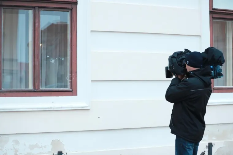 Na zgradi Vlade vidljive su rupe od metaka, na Markovu trgu zamjetno vi&scaron;e policajaca