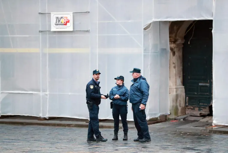 Na zgradi Vlade vidljive su rupe od metaka, na Markovu trgu zamjetno vi&scaron;e policajaca