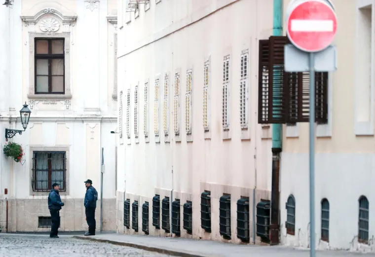 Na zgradi Vlade vidljive su rupe od metaka, na Markovu trgu zamjetno vi&scaron;e policajaca