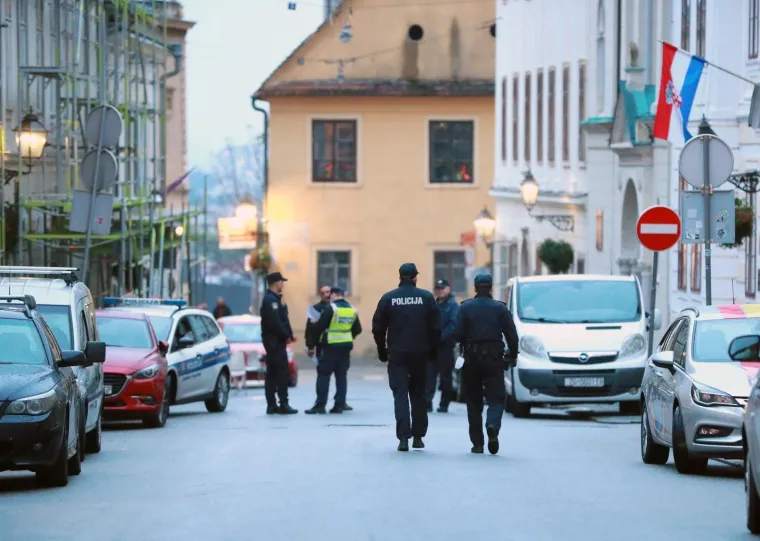 Na zgradi Vlade vidljive su rupe od metaka, na Markovu trgu zamjetno vi&scaron;e policajaca