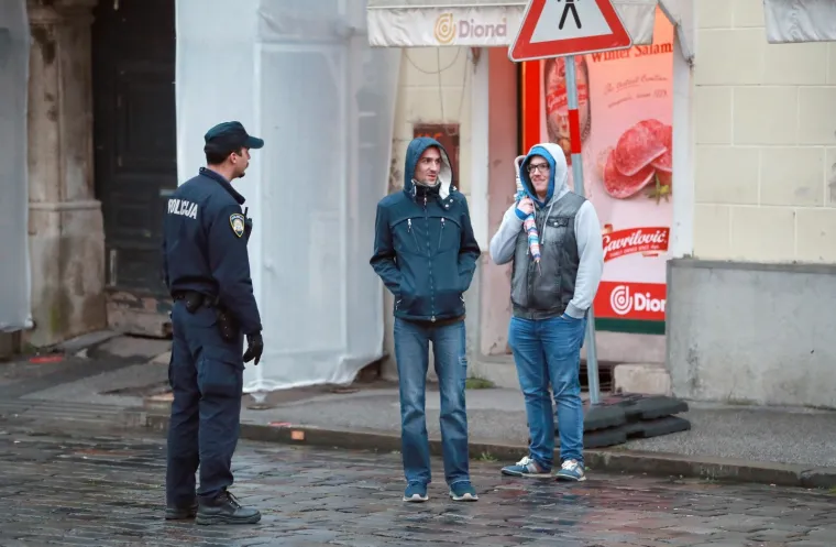 Na zgradi Vlade vidljive su rupe od metaka, na Markovu trgu zamjetno vi&scaron;e policajaca