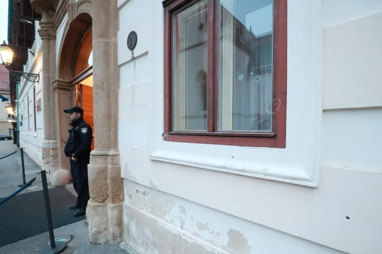 Na zgradi Vlade vidljive su rupe od metaka, na Markovu trgu zamjetno vi&scaron;e policajaca