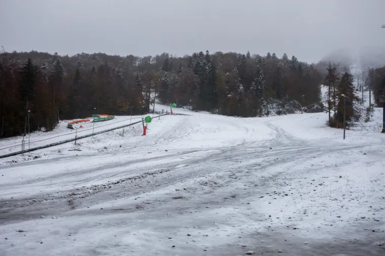 Vrh Rade&scaron;eva na Platku prekrio je prvi ovosezonski snijeg
