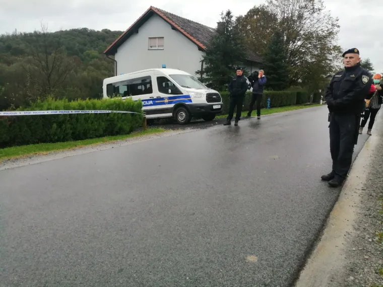 Ovo je kuća u Kutini u kojoj je živio napadač na policajca, policija čeka na pretres