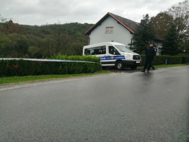 Ovo je kuća u Kutini u kojoj je živio napadač na policajca, policija čeka na pretres