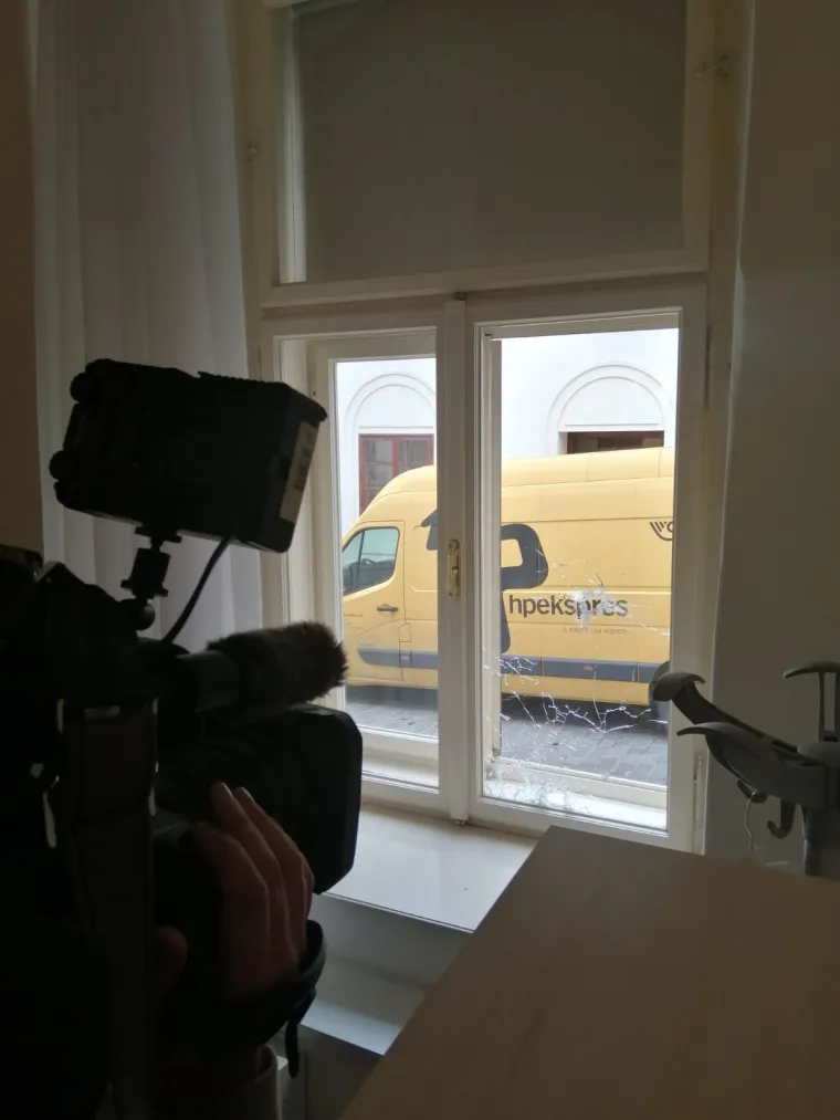 RTL donosi fotografije propucane sobe u Vladi: Ove rupe su srećom samo u stvarima