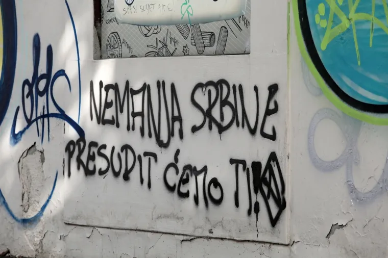 U Rijeci je osvanuo grafit prijetnje umjetniku Nemanji Cvijanoviću koji je na krov riječkog nebodera postavio zvijezdu petokraku kao umjetničku instalaciju. U potpisu grafita nalazi se oznaka Armade.