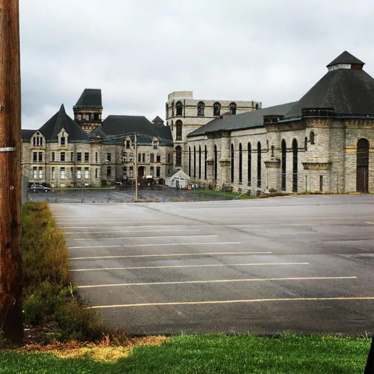 Od 1894. godine ova je vila u Mansfieldu u državi Ohio služila kao objekt za resocijalizaciju mladih prijestupnika, ali kako se kriminal u Sjedinjenim Državama povećavao, postupno je postao jedan od najzloglasnijih zatvora u toj zemlji.