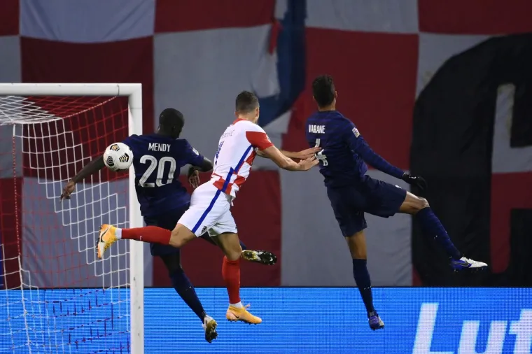 Sporna situacija dogodila se u 36. minuti susreta.  Uremović je ubacio loptu u sredinu, uspjeli su odbiti Francuzi, ali na&scaron;i su tražili ruku. Snimka je pokazala da je Mendyja lopta stvarno pogodila u ruku i trebao je to biti kazneni udarac, no sudac Kuipers samo je odmahnuo rukom.   U Ligi nacija ne koristi se VAR pa sudac nije mogao provjeriti situaciju, ali dojam je bilo igranja rukom.